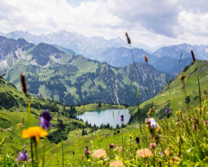 Ein idyllischer Alpensee in den Bergen.