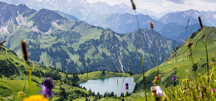 Ein idyllischer Alpensee in den Bergen.