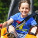 Ein Junge fährt mit dem Alpine Coaster