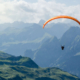 Ein Paraglider vorm Bergpanorama